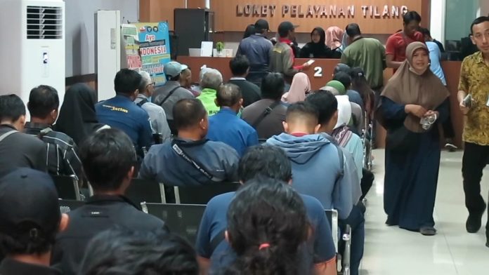 Para pelanggar yang mengantre di Kejaksaan Negeri Sidoarjo/Foto : istimewa.
