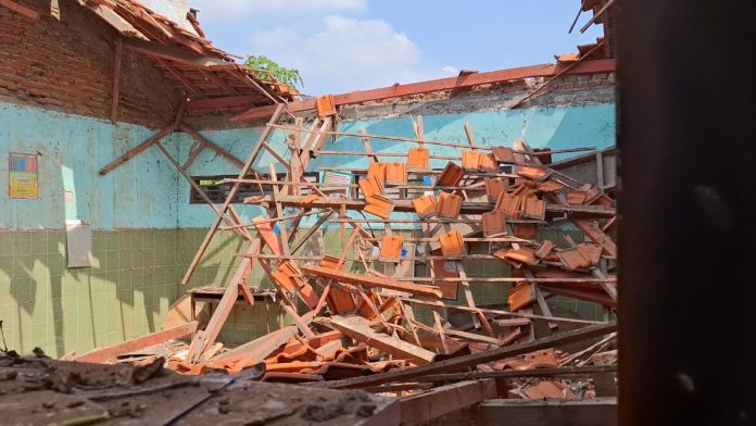 Kondisi ruang kelas yang ambruk diterpa angin kencang / Foto : Hnf