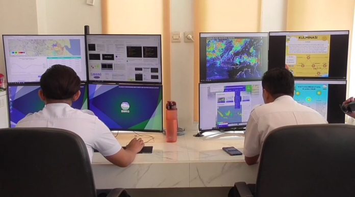Prakirawan BMKG Juanda saat menatap monitor/Foto : istimewa.