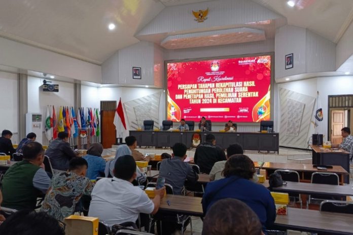 KPU Sidoarjo saat rapat bersama PPK dalam rangka persiapan pleno penghitungan suara tingkat kecamatan Pilkada 2024 pada beberapa waktu lalu/Foto: Ipung Syaiful