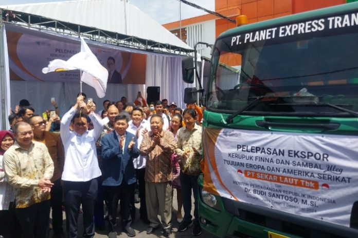Menteri Perdagangan Budi Santoso saat melepas ekspor krupuk finna dan sambal uleg asal Sidoarjo ke Eropa dan Amerika Serikat/Foto: Ipung Syaiful