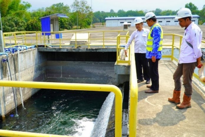 Direktur Perumda Delta Tirta Sidoarjo Dwi Hary Soeryadi saat melihat sumber air Umbulan pada September lalu, sebagai salah satu sumber pemasok air ke Sidoarjo/Foto: Dok. Perumda Delta Tirta Sidoarjo