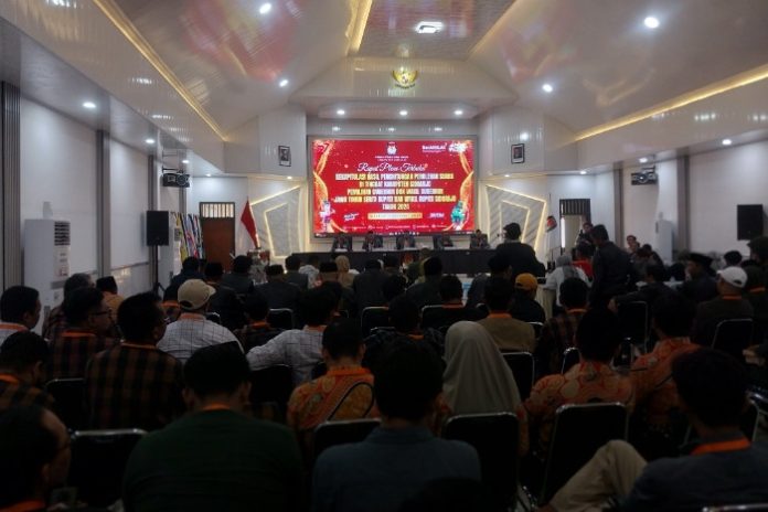 KPU Sidoarjo saat melaksanakan rapat pleno rekapitulasi suara tingkat kabupaten Pilkada 2024/Foto: Ipung Syaiful