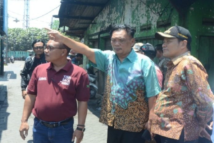 Kepala Disperindag, Widiyantoro Basuki (tengah) bersama Plt Bupati Sidoarjo Subandi (pakai topi) saat meninjau Pasar Sepanjang/Foto: Kominfo Sidoarjo
