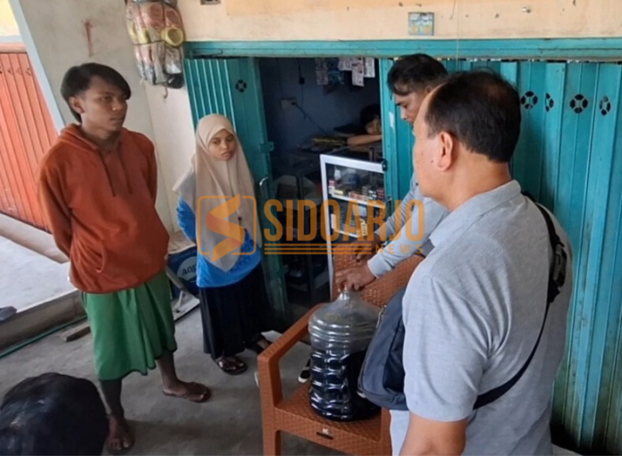 Pihak kepolisian saat melakukan pemeriksaan di lokasi / Foto : Hnf