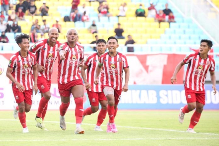 Skuad Deltras FC Sidoarjo saat merayakan gol kemenangan atas RANS FC di Stadion Gelora Delta Sidoarjo/Foto: Dok. Deltras FC