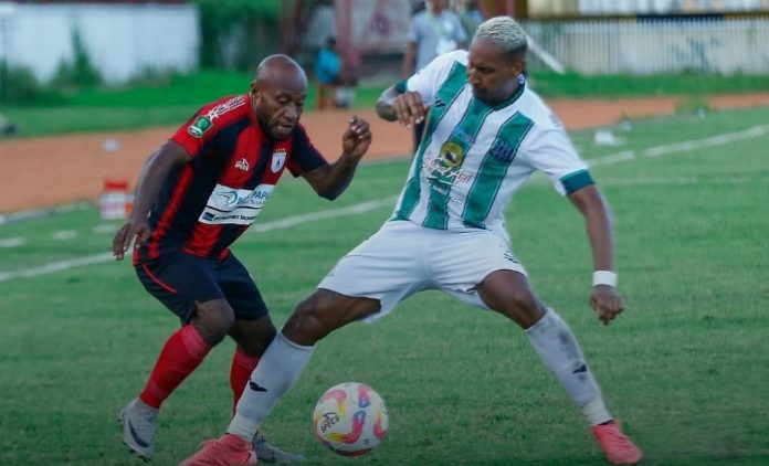 Pemain Persipura Boaz Solossa saat berusaha merebut bola dari Emerson pemain asing Deltras FC di Stadion Mandala Jayapura/Foto: Instagram Persipura Jayapura