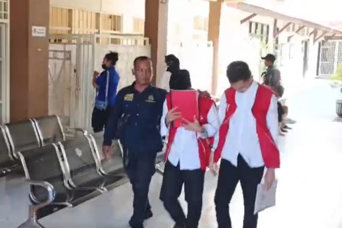 Dua terdakwa Apriana dan Yosep saat digiring keluar dari Pengadilan Negeri Sidoarjo/Foto: Istimewa