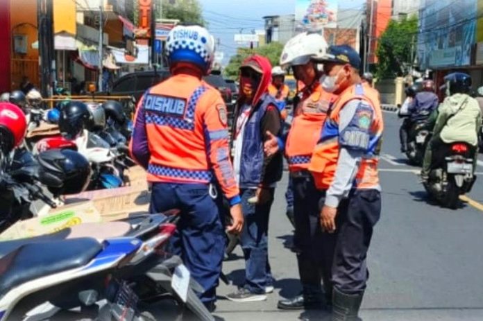 Petugas Dinas Perhubungan Sidoarjo saat menertibkan parkir liar yang sering menyebabkan kemacetan di Kota Delta/Foto: Istimewa