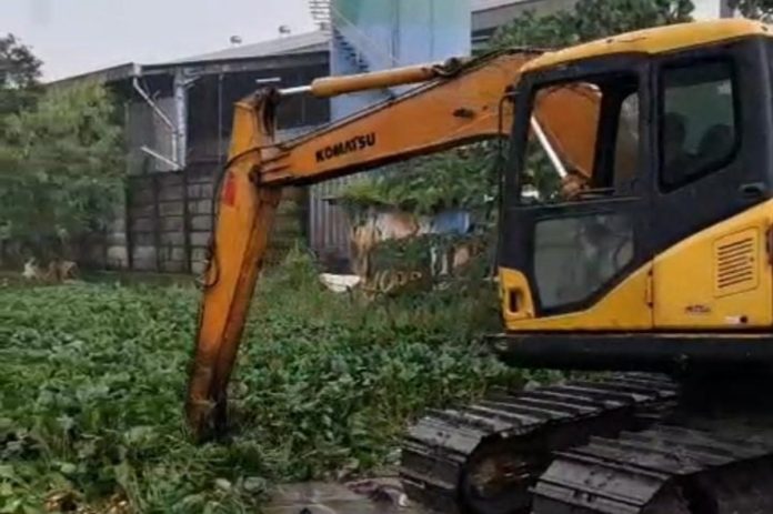 Alat berat saat membersihkan tanaman eceng gondok/ foto: istimewa