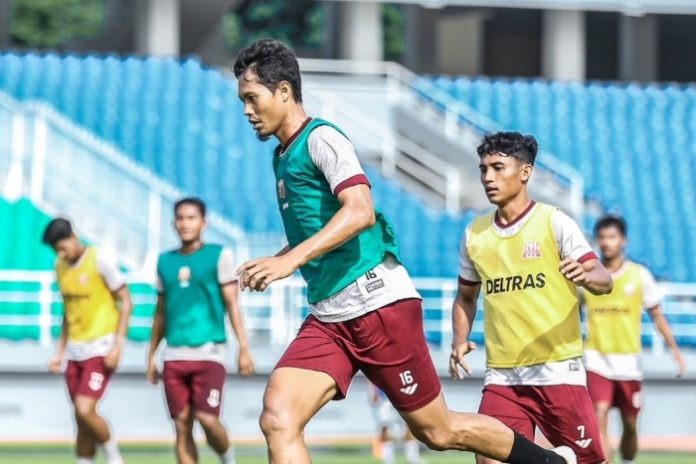 Pemain anyar Deltras FC Marcel Usemahu saat berlatih bersama rekan-rekannya di Stadion Gelora Delta Sidoarjo/Foto: Instagram Deltras FC