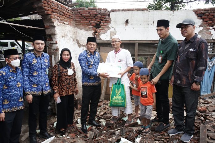Plt Bupati Sidoarjo, Subandi dan Baznas Sidoarjo, saat memberikan bantuan bedah rumah milik Rusli Kholil warga Tambak Sawah, Kecamatan Waru/Foto: Kominfo Sidoarjo Plt Bupati Sidoarjo, Subandi dan Baznas Sidoarjo, saat memberikan bantuan bedah rumah milik Rusli Kholil warga Tambak Sawah, Kecamatan Waru/Foto: Kominfo Sidoarjo