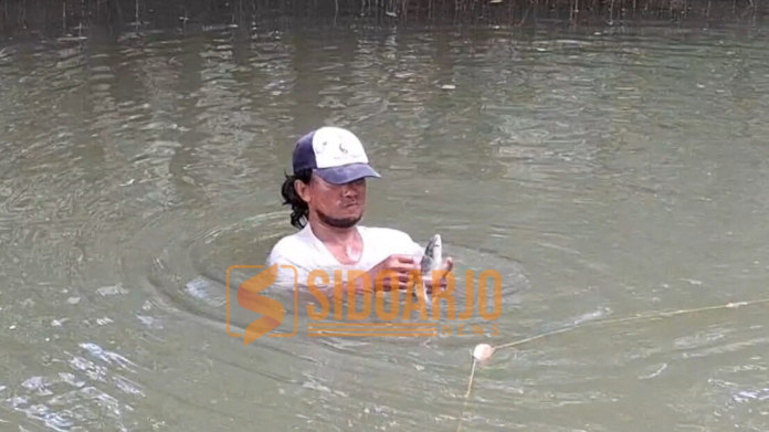 Potret pencari ikan di sungai / foto : Hnf