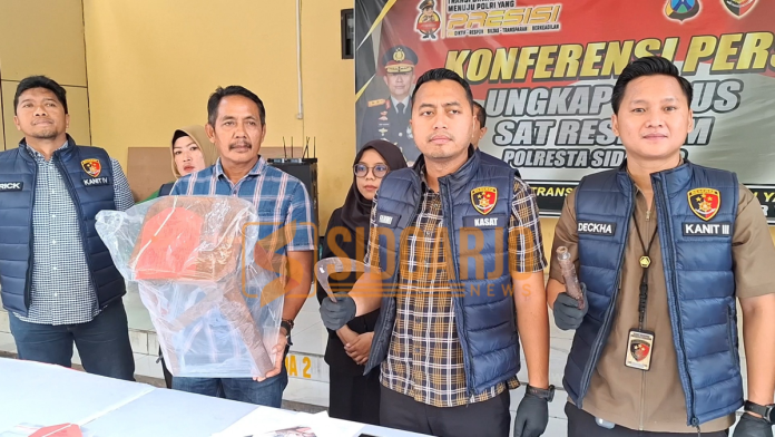 Polisi saat menunjukkan barang bukti yang digunakan pelaku / Foto (hnf)