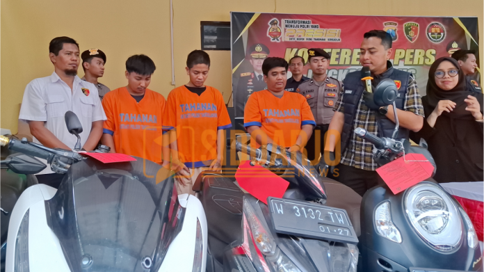Ketiga pelaku dan barang bukti yang berhasil diamankan polisi / Foto : hnf