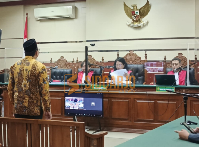 Terdakwa Ahmad Muhdlor Ali atau Gus Muhdlor kasus korupsi pemotongan insentif pegawai atau ASN BPPD Sidoarjo saat mendengarkan pembacaan putusan oleh Majelis Hakim Pengadilan Tipikor Surabaya/Foto: Ipung Syaiful