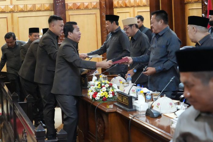 DPRD Sidoarjo bersama Pemkab saat mengadakan Rapat Paripurna penetapan APBD 2025 pada 30 November 2024 lalu/Foto: Humas DPRD Sidoarjo