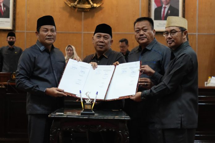 Rapat Paripurna DPRD Sidoarjo tentang pengesahan APBD Tahun 2025/Foto: Humas DPRD Sidoarjo