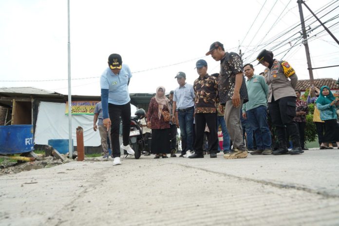 Plt Bupati Sidoarjo Subandi saat sidak jalan beton Tebel-Gemurung Kecamatan Gedangan/Foto: istimewa