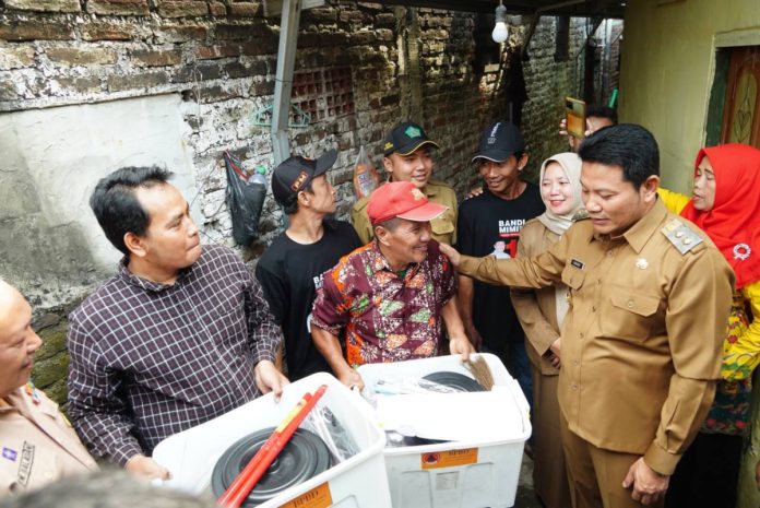 Plt Bupati Sidoarjo, Subandi, saat meninjau langsung rumah korban kebakaran di Desa Banjarkemantren, Buduran/Foto: Istimewa