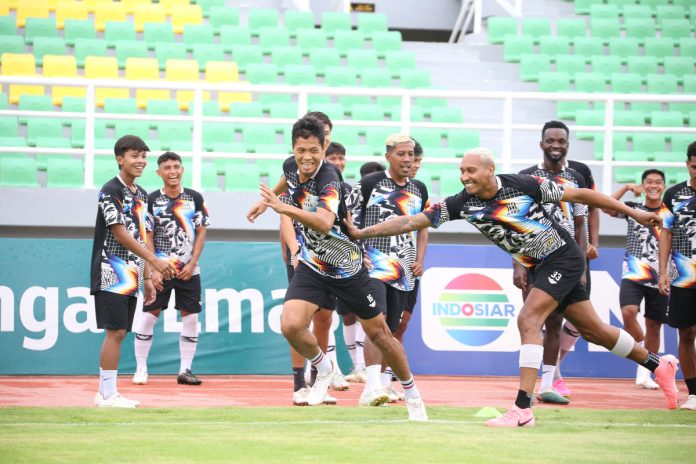 Skuad Deltras FC saat menggelar latihan jelang menghadapi Rans Nusantara FC di Stadion Gelora Delta Sidoarjo / Foto: Dok. Deltras FC