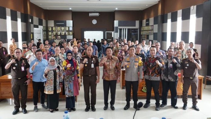 Forkopimda Sidoarjo saat acara Sarasehan Pustaka sebagai Upaya Pencegahan Tindak Pidana Korupsi yang digelar di Aula Kejaksaan Negeri Sidoarjo, Jumat (6/12/2024) / Foto: istimewa