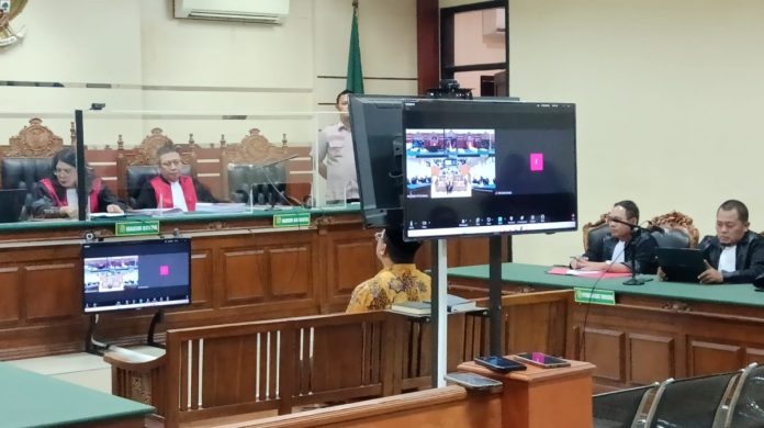 Mantan Bupati Sidoarjo, Ahmad Muhdlor, saat menjalani sidang tuntutan kasus korupsi pemotongan insentif ASN BPPD Sidoarjo/Foto: Ipung Syaiful