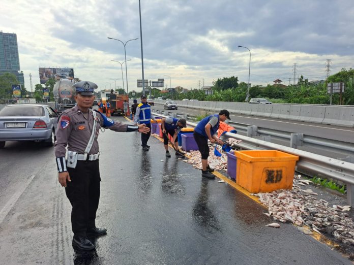Petugas kepolisian saat mengatur lalu lintas/Foto : istimewa