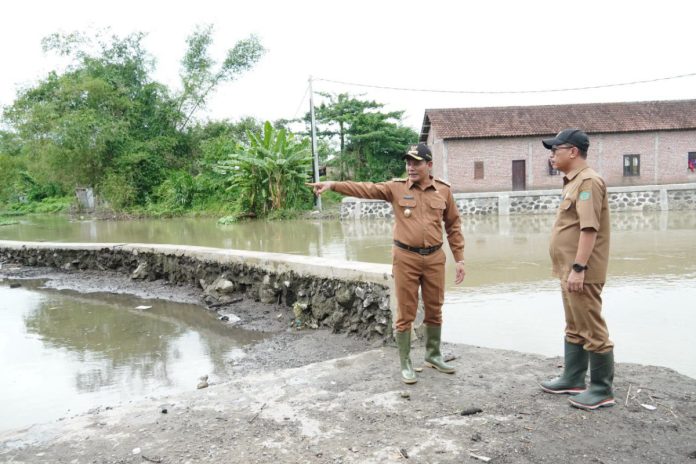 Plt Bupati Sidoarjo Subandi saat sidak banjir di Prambon dan Tarik / Foto: istimewa