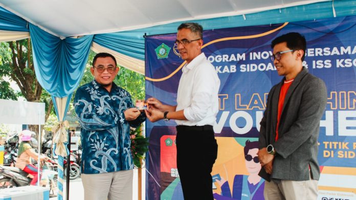 Kepala Dishub Sidoarjo Benny Airlangga bersama Ketua Komisi B DPRD Bambang Pujianto dan Direktur Operasional PT Indonesia Sarana Service (ISS), Dian Sutjipto saat soft launching e-voucher portal di Pasar Larangan/Foto: Ipung Syaiful