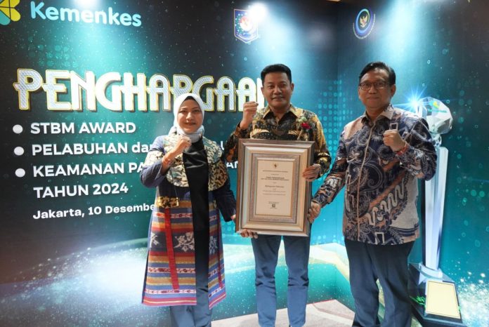Plt Bupati Sidoarjo Subandi saat menerima penghargaan STBM Award 2024 di Jakarta/Foto: Kominfo Sidoarjo
