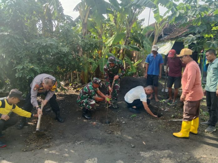 Potret gotong royong TNI-Polri dan warga / Foto : istimewa