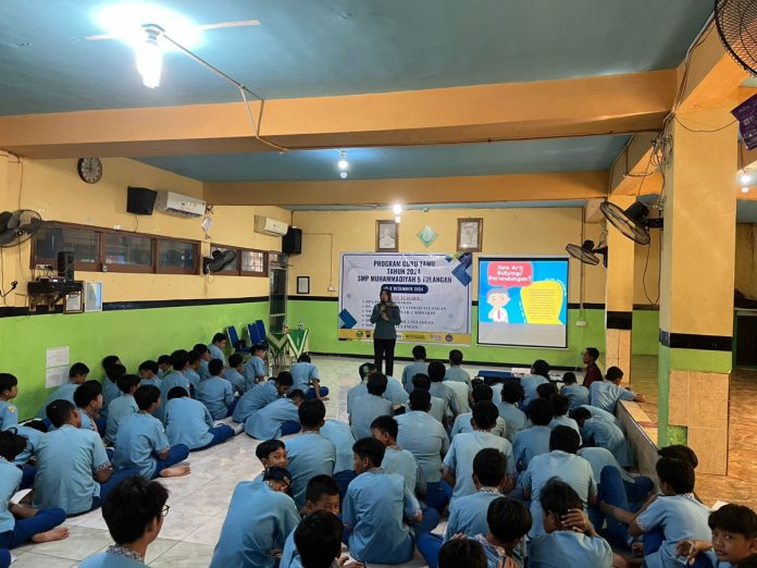 Pihak kepolisian saat melakukan sosialisasi bijak bermedsos / Foto : istimewa.