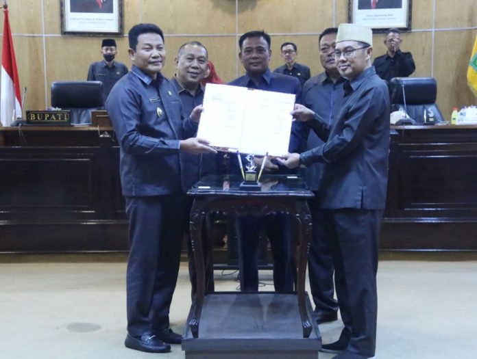 Pimpinan DPRD Sidoarjo bersama Plt Bupati Subandi saat pengesahan Raperda Perlindungan Hak Penyandang Disabilitas/Foto: Istimewa