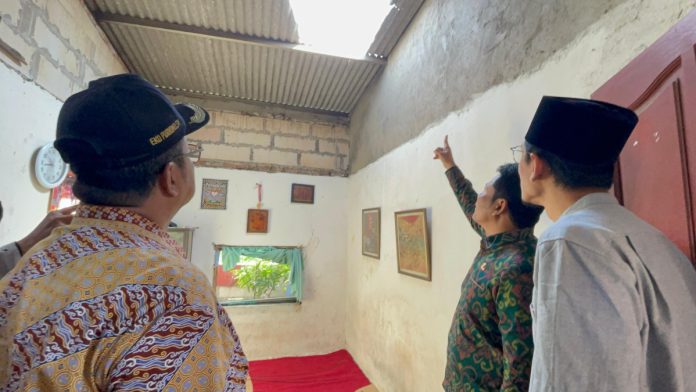 Plt Bupati Sidoarjo Subandi sidak rumah tidak layak huni di Desa Pranti, Kecamatan Sedati/Foto: Kominfo Sidoarjo
