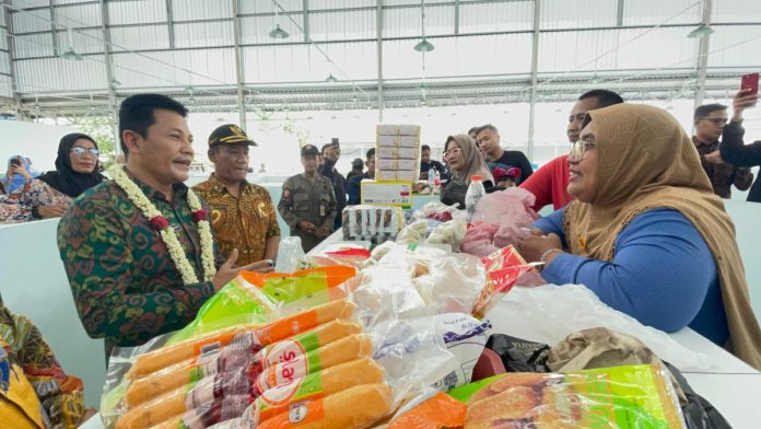 Plt Bupati Sidoarjo, Subandi, saat menyapa pedagang di Pasar Surungan, Desa Penambangan, Kecamatan Balongbendo/Foto: Kominfo Sidoarjo