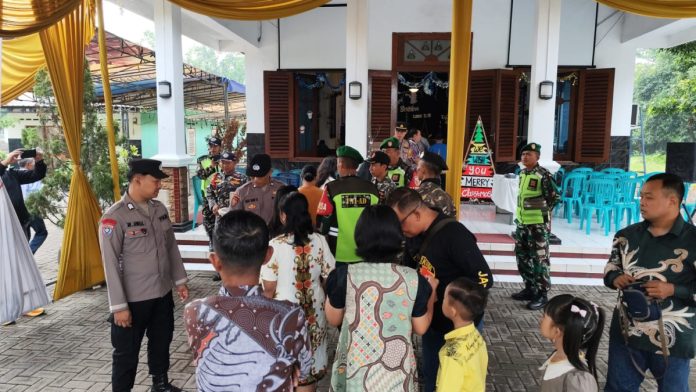 Petugas keamanan bersama dengan jemaat saat di Gereja / Foto : istimewa
