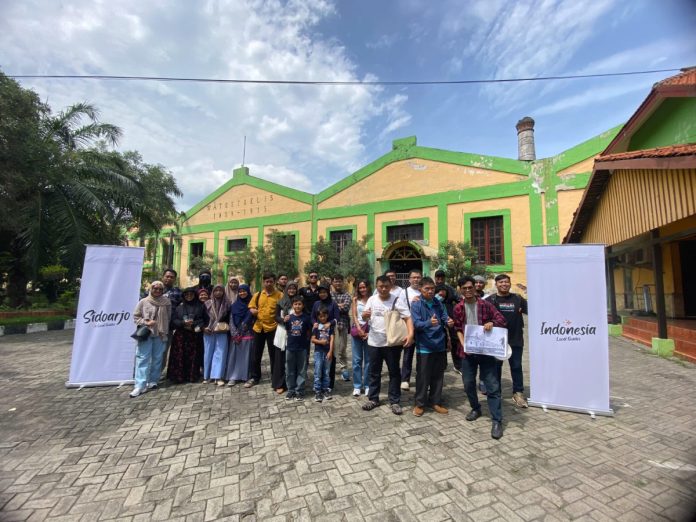 Puluhan pegiat wisata sejarah saat eksplor Pabrik Gula Watoetoelis dalam acara Sidoarjo Heritage Photowalk/Foto: istimewa