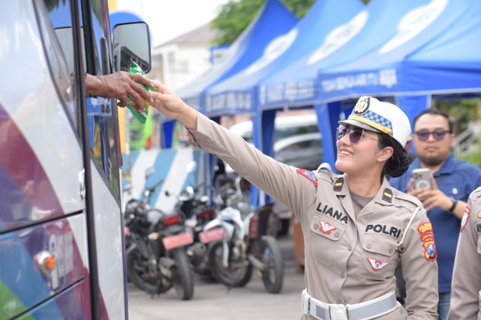 Potret Polwan saat melakukan interaksi dengan para penumpang. Foto : istimewa