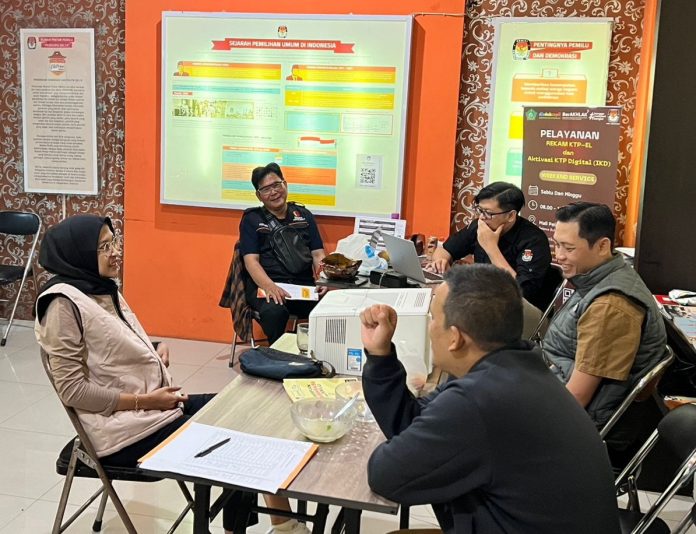 Anggota Bawaslu Sidoarjo Agisma Dyah Fastari saat berkordinasi dengan KPU Sidoarjo jelang penghitungan suara Pilkada 2024/Foto: Ipung Syaiful