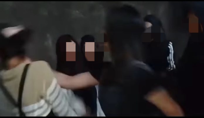 Tangkapan layar saat beberapa remaja perempuan terlihat tengah merundung seorang remaja perempuan lainnya / foto: istimewa