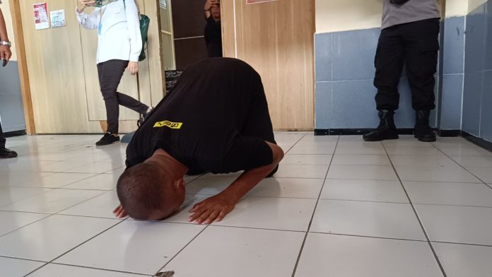 AS, saat sujud syukur usai bebas dari Lapas Kelas I Surabaya / Foto : istimewa