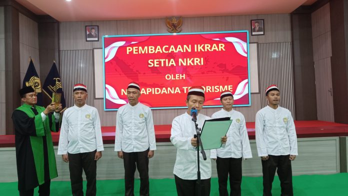 Lima narapidana saat mengucapkan ikrar/Foto : istimewa