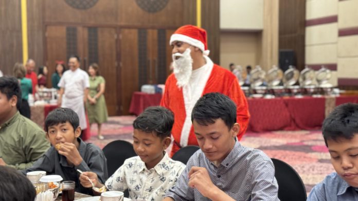 Puluhan anak-anak Panti Asuhan Dorkas ini diajak bermain, makan bersama hingga nonton film “That Christmas 2024,” / Foto: favehotel Sidoarjo