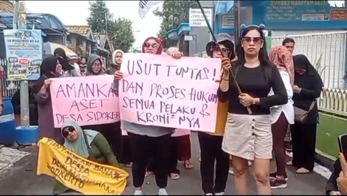 Emak-emak yang mengikuti demo di depan balai desa Sidokerto / Foto : istimewa