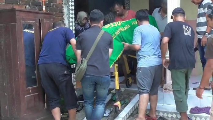Jasad korban saat dibawa oleh tim forensik/ Foto : istimewa