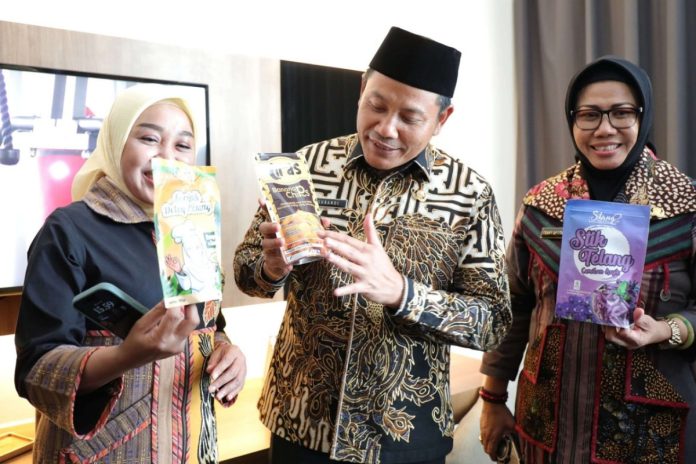 Plt Bupati Sidoarjo Subandi saat memperkenalkan salah satu produk dari UMKM Sidoarjo/Foto: Istimewa