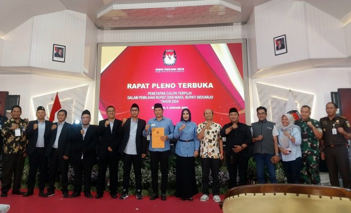 Paslon Subandi-Mimik Idayana usai ditetapkan KPU Sidoarjo sebagai Bupati dan Wakil Bupati Terpilih/Foto: Ipung Syaiful