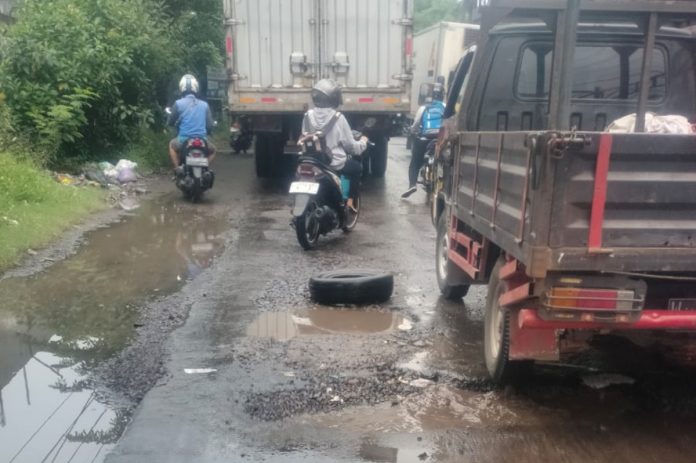 Kondisi Jalan Kletek arah Jemundo, Kecamatan Taman, mengalami rusak parah/Foto: istimewa