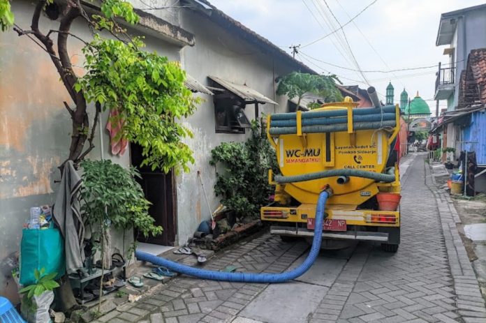 Truk tangki milik UPTD PALD Sidoarjo saat menjalankan layanan sedot WC kepada warga/Foto: istimewa